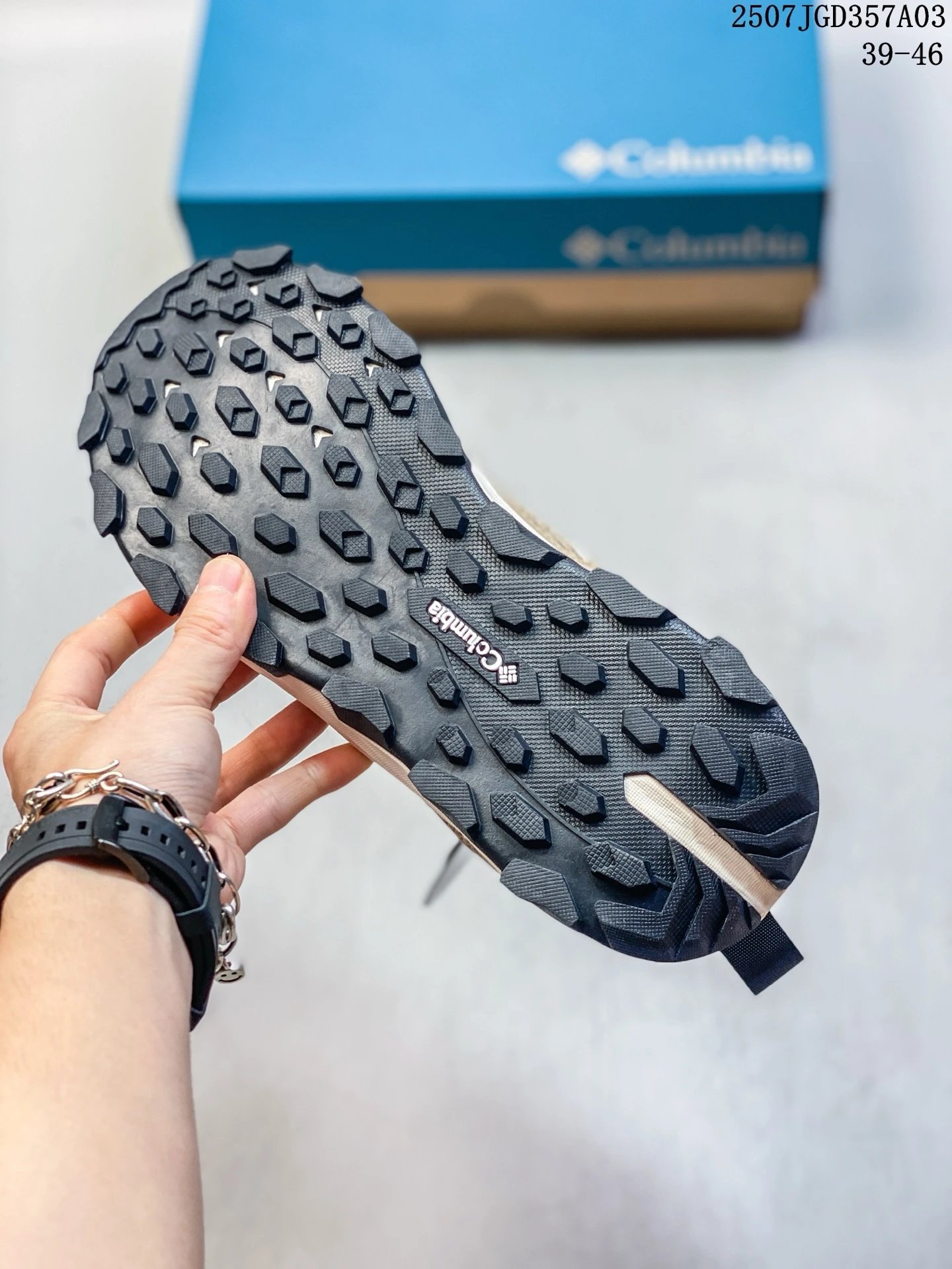 Lightweight Hiking Sneakers Sandstone Beige - Gallery Image 5 - Detailed View