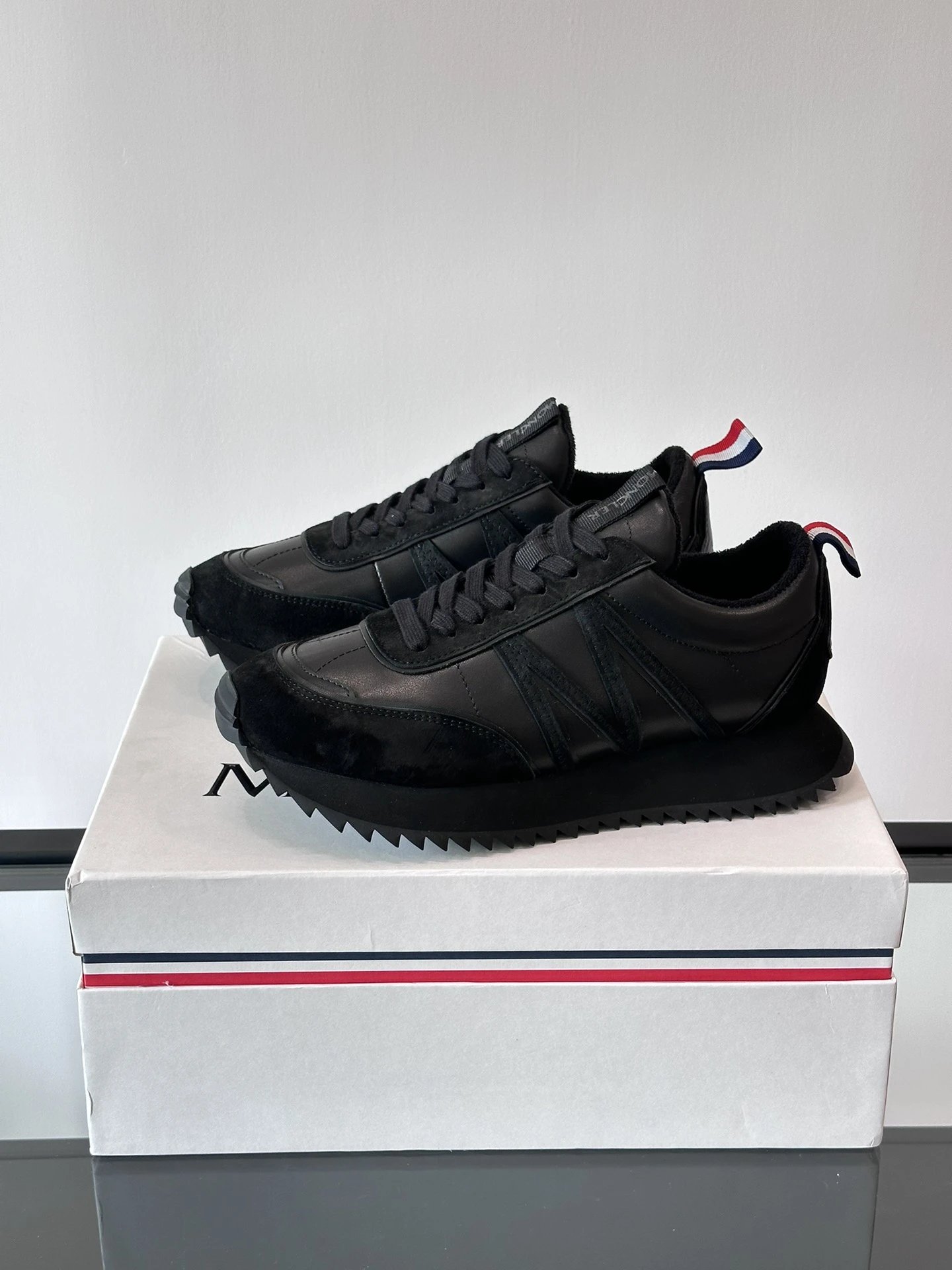 Moncler Pacey Sneakers Black - Gallery Image 4 - Detailed View