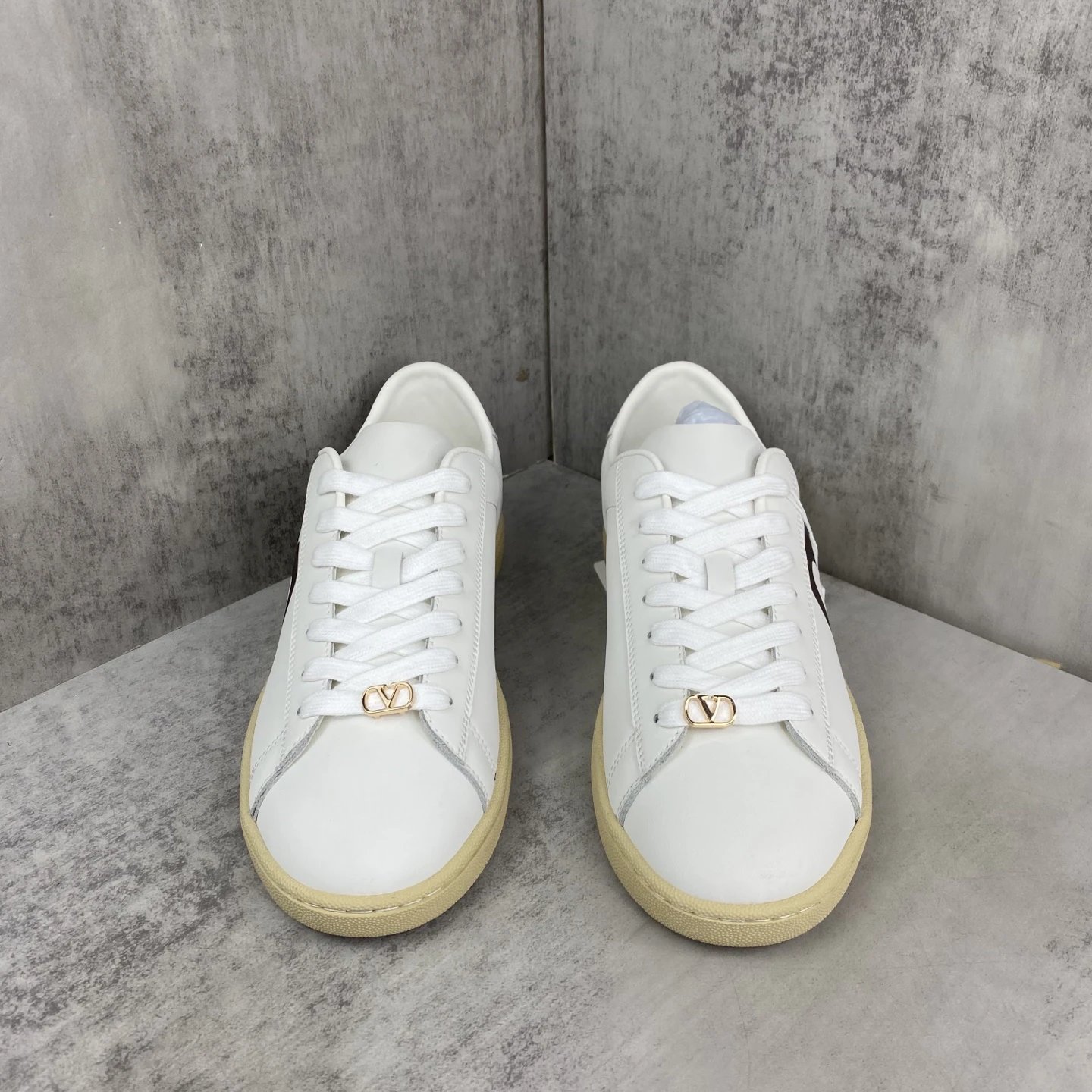 Low Top Leather Sneakers Ivory - Gallery Image 4 - Detailed View