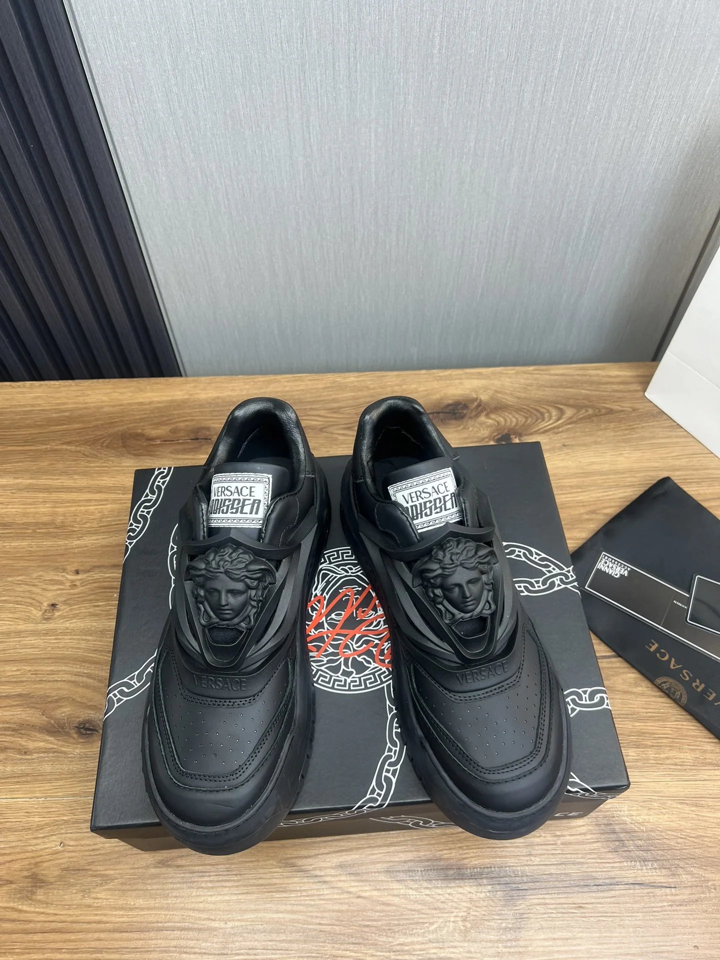 Men's Leather Low Top Sneakers Casual Retro Jet Black - Gallery Image 2 - Detailed View