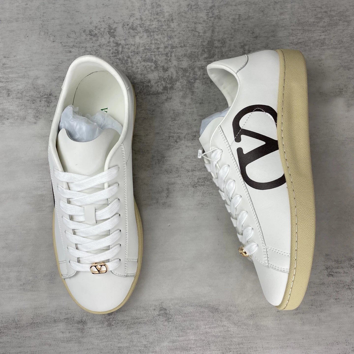 Low Top Leather Sneakers Ivory - Gallery Image 3 - Detailed View