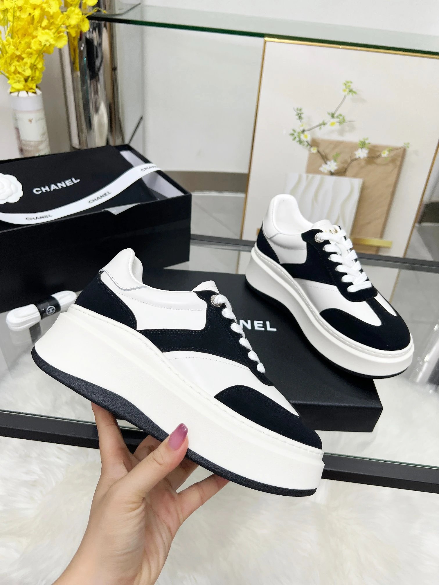 Chanel 25C Sneakers Black - Gallery Image 5 - Detailed View