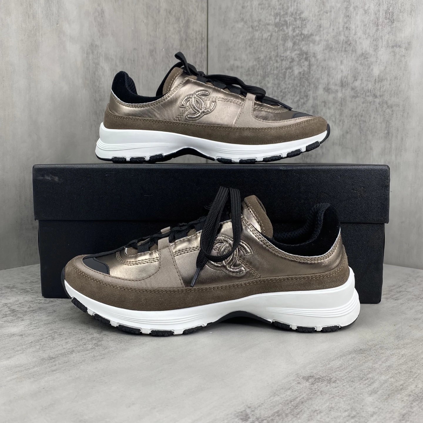 Women's Leather Mesh Outdoor Sneakers Bronze Finish - Gallery Image 9 - Detailed View