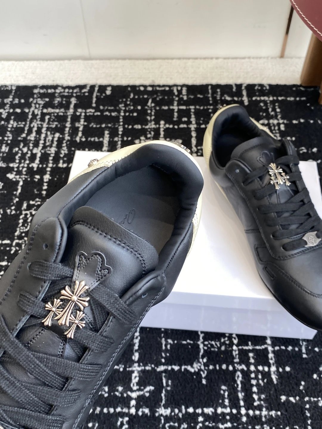 Retro Leather Trainer Sneakers Noir Ivory - Gallery Image 7 - Detailed View