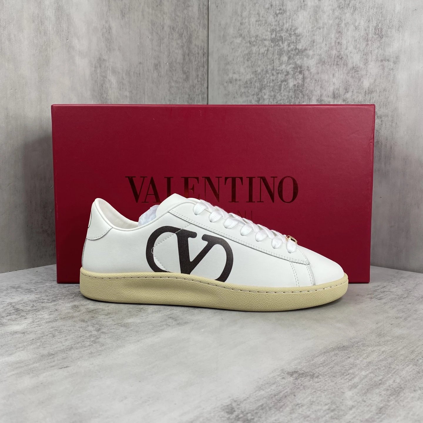 Low Top Leather Sneakers Ivory - Gallery Image 1 - Detailed View