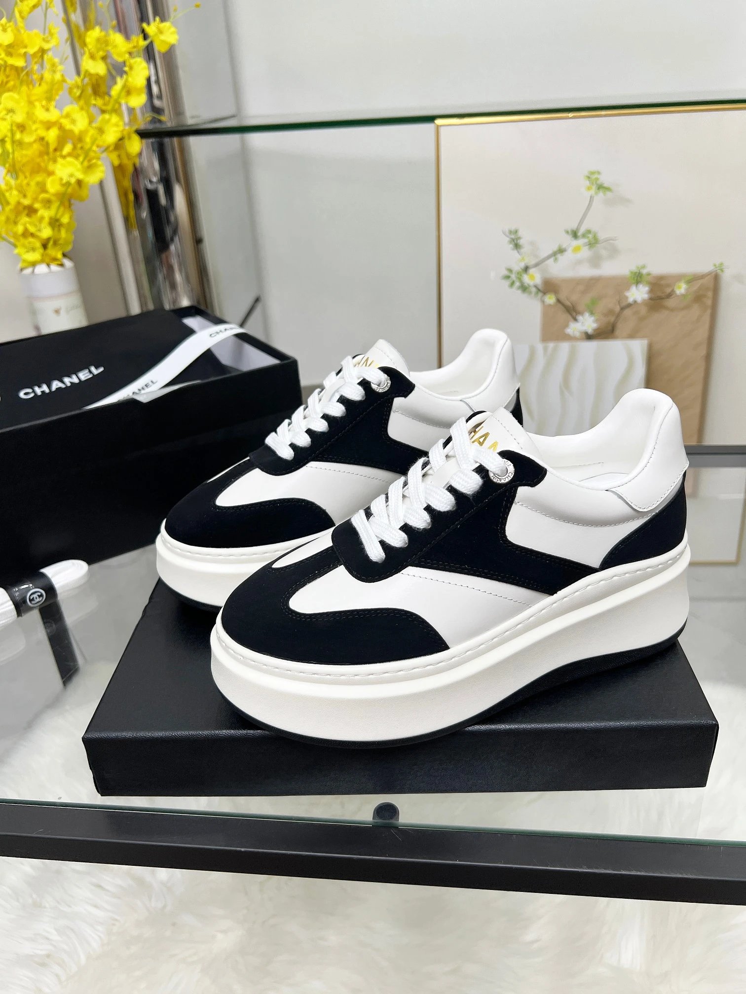 Chanel 25C Sneakers Black - Gallery Image 3 - Detailed View