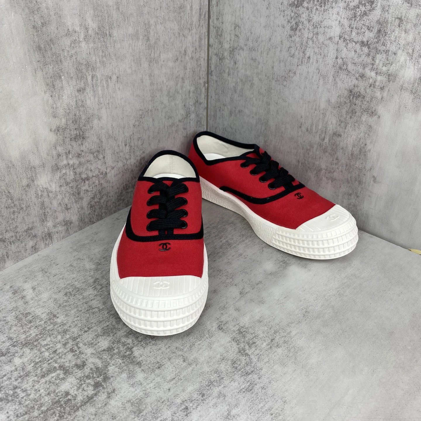 Vintage Canvas Low Top Sneakers with Rubber Sole Crimson Red - Gallery Image 2 - Detailed View