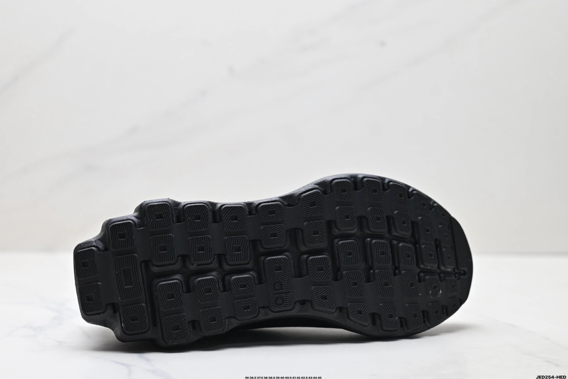 Alo Yoga Alo Runner Sneakers Black - Gallery Image 9 - Detailed View