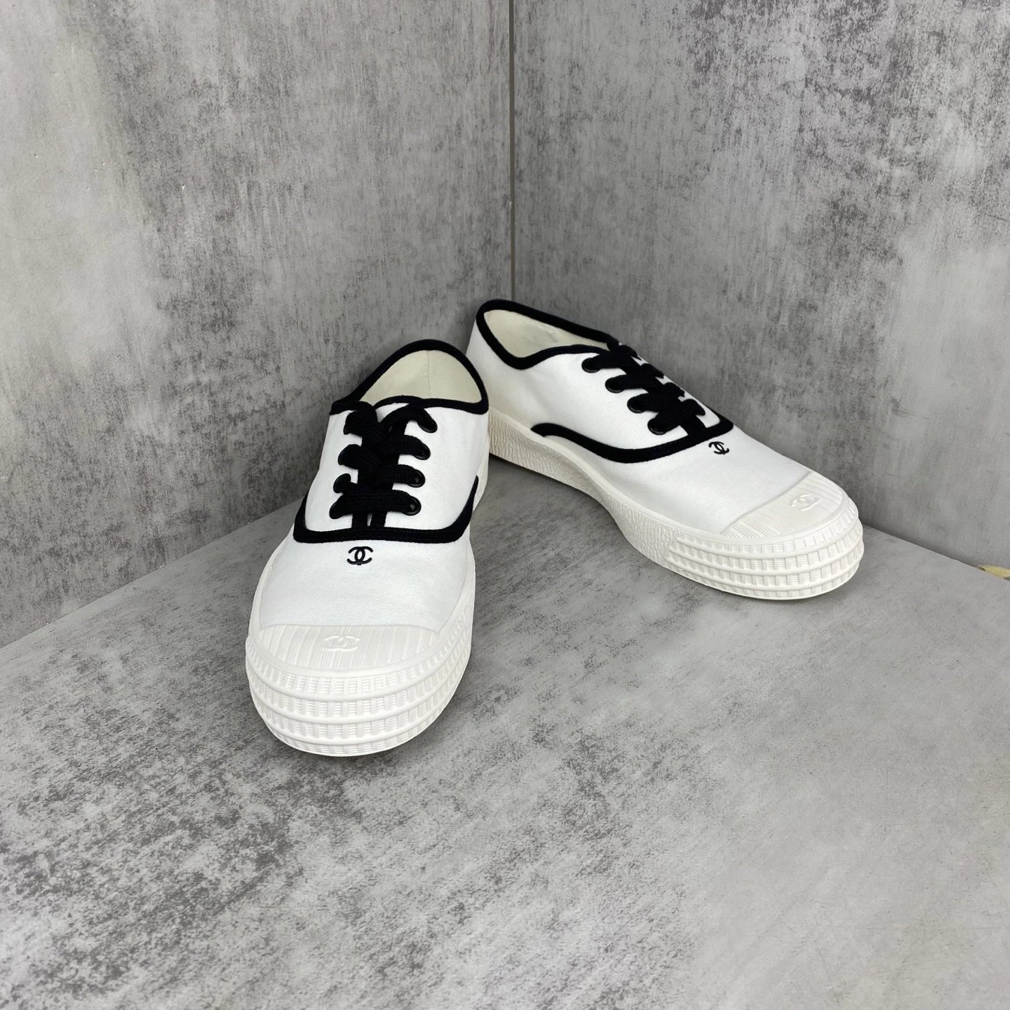 Vintage Canvas Low Top Sneakers Retro Black White - Gallery Image 2 - Detailed View