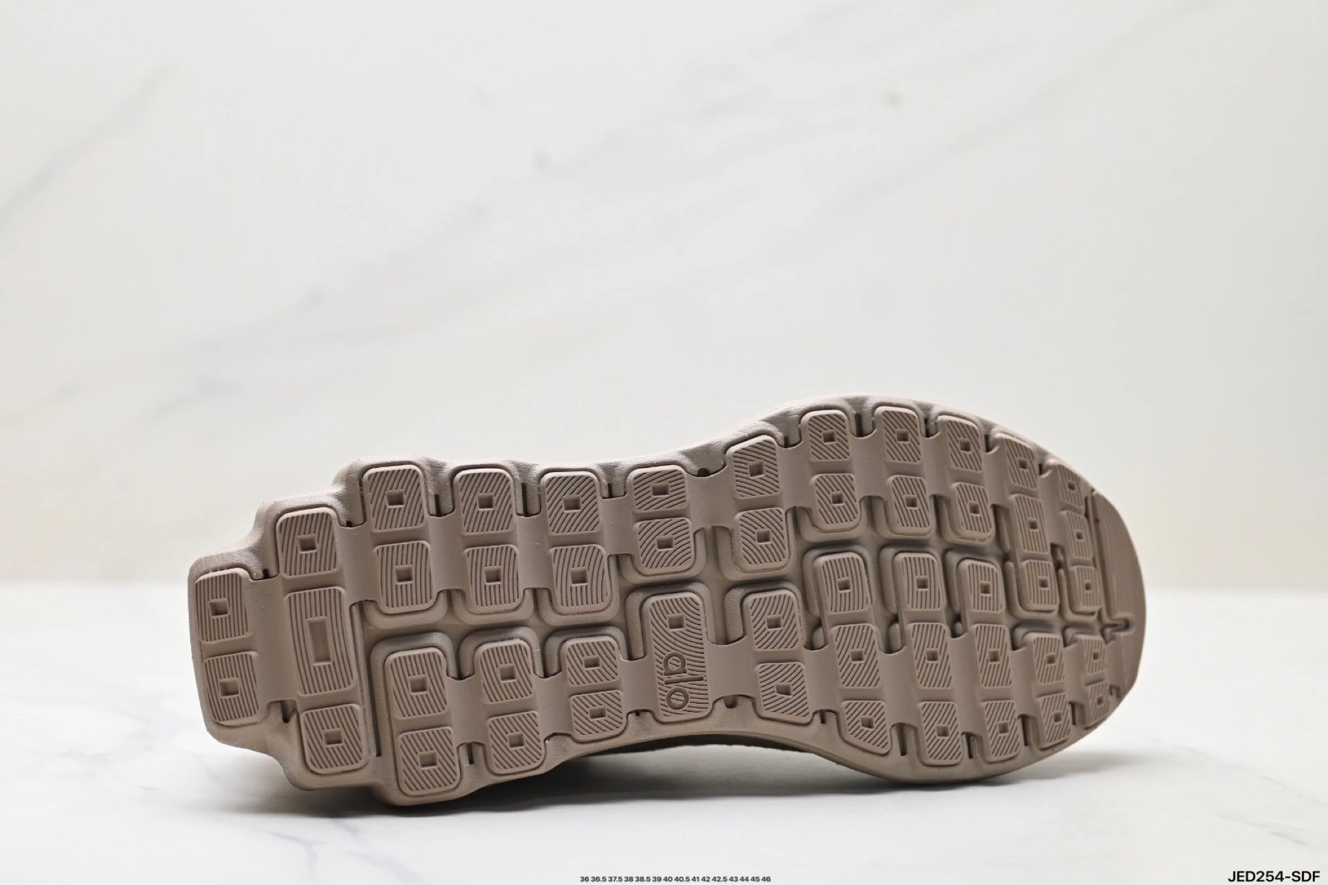 Alo Yoga Alo Runner Sneakers Beige - Gallery Image 9 - Detailed View