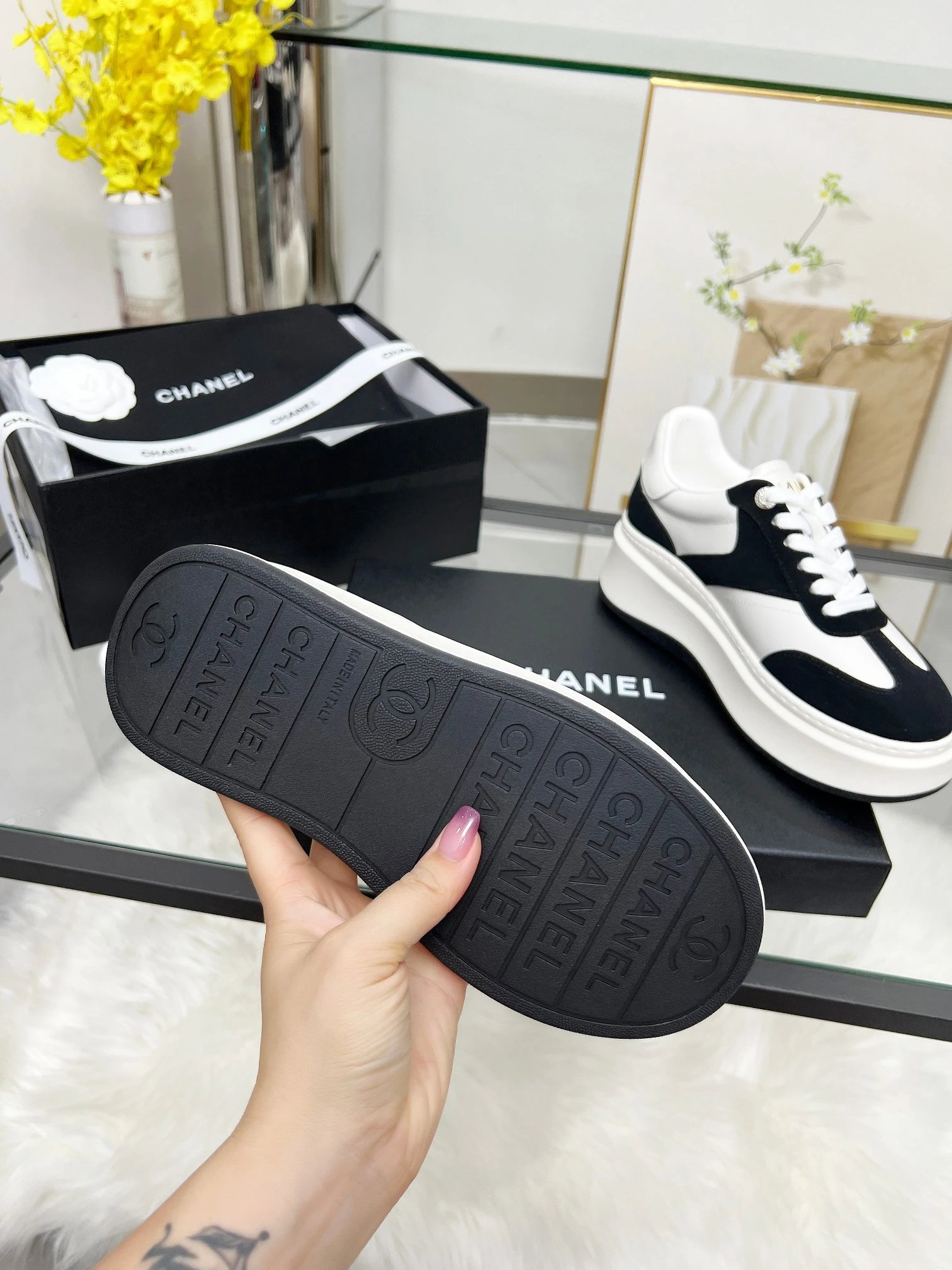 Chanel 25C Sneakers Black - Gallery Image 8 - Detailed View