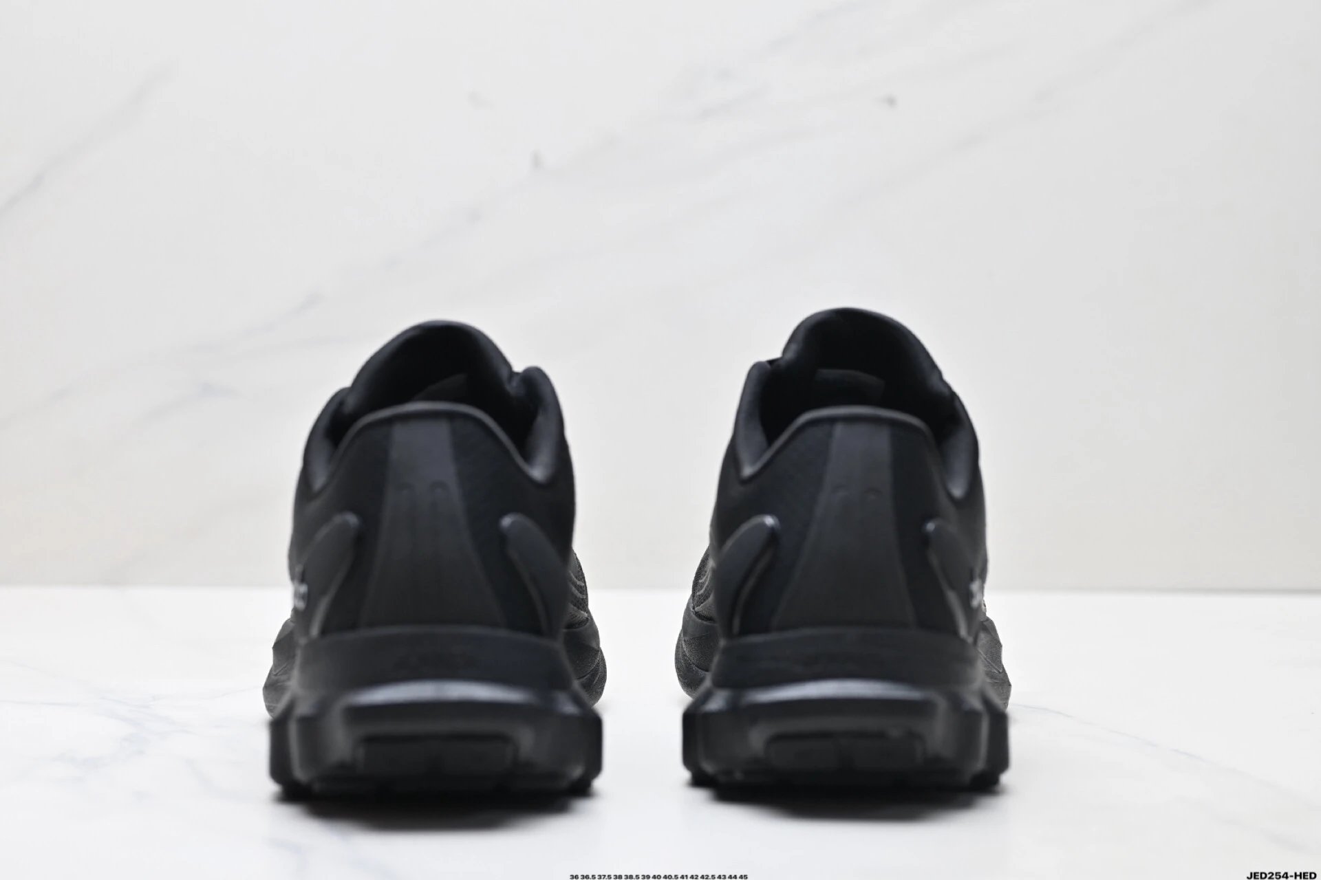 Alo Yoga Alo Runner Sneakers Black - Gallery Image 6 - Detailed View