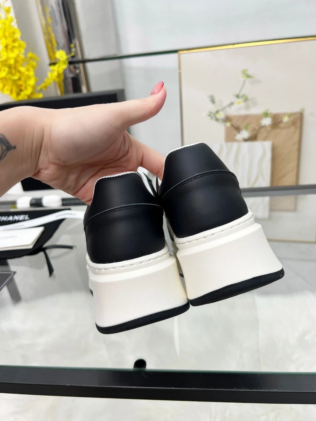 Chanel 25C Sneakers Black White - Gallery Image 8 - Detailed View