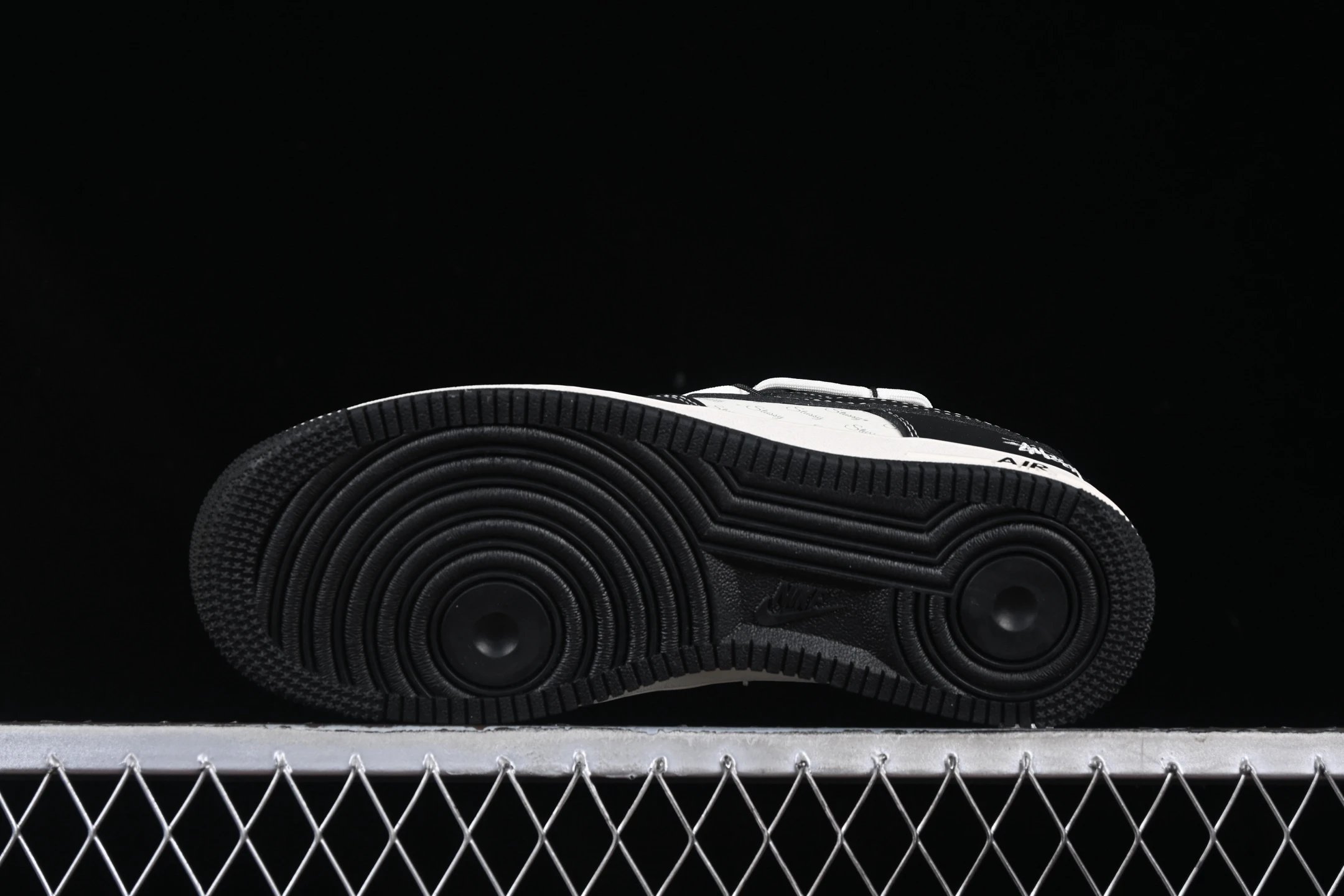 Low Top Sneakers Luxe Noir Blanc - Gallery Image 3 - Detailed View