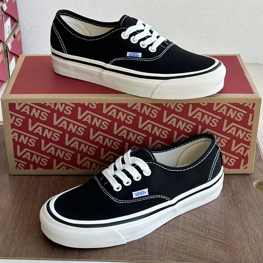 Authentic Canvas Low Skate Shoes Noir - Gallery Image 9 - Detailed View