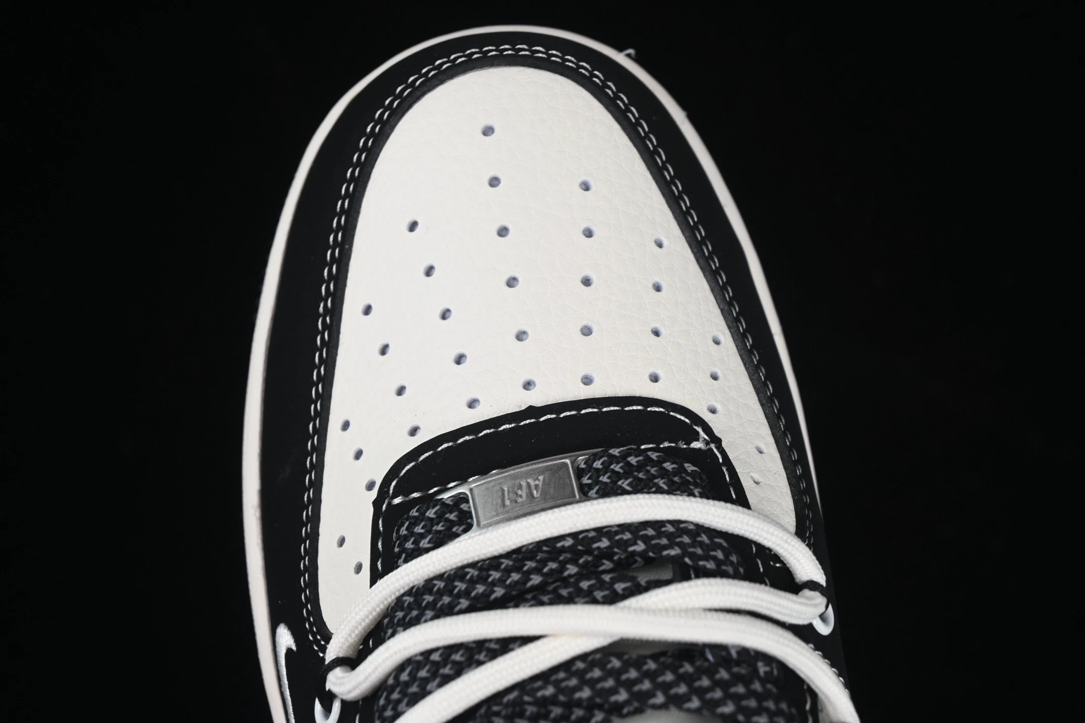 Low Top Sneakers Luxe Noir Blanc - Gallery Image 7 - Detailed View