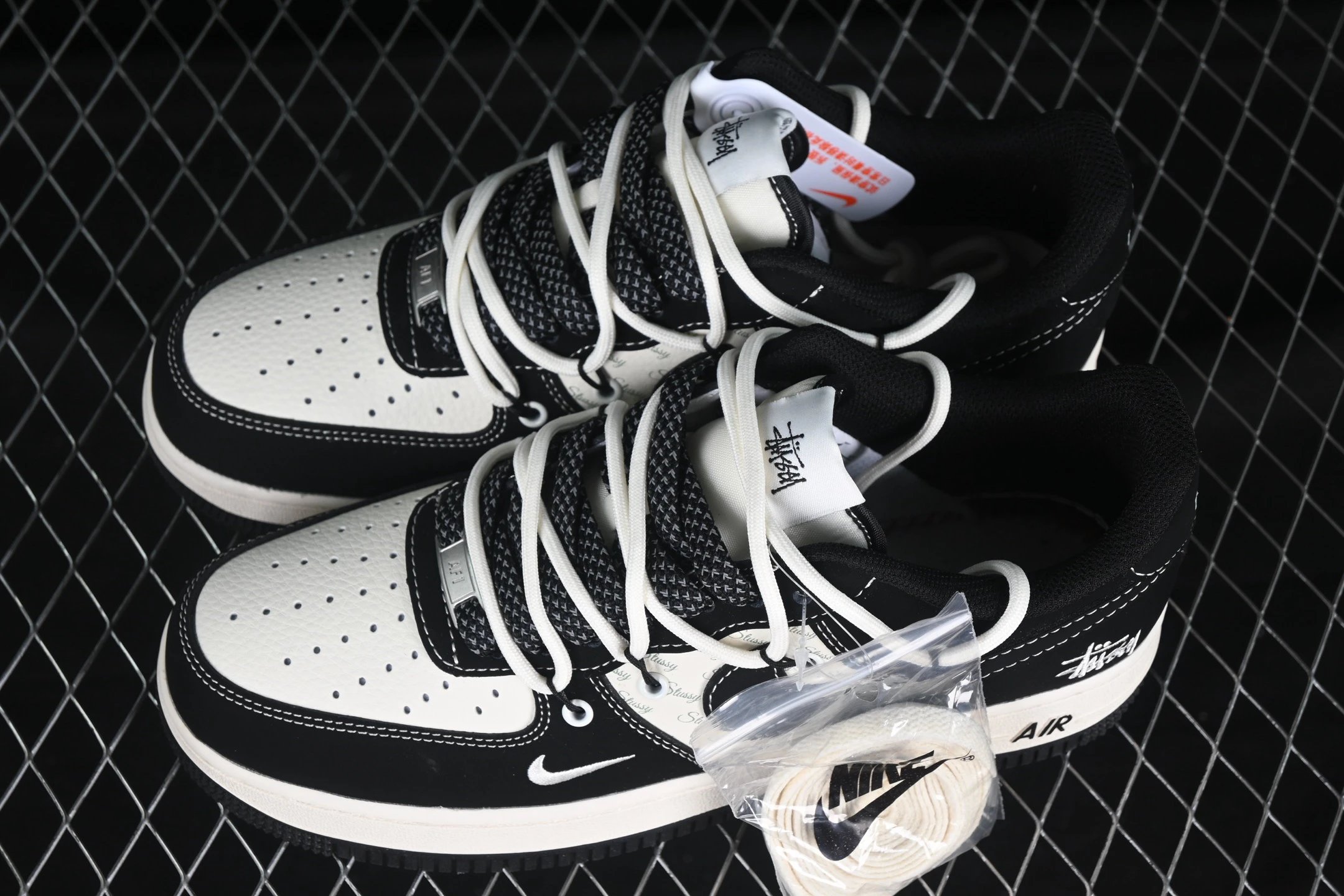 Low Top Sneakers Luxe Noir Blanc - Gallery Image 5 - Detailed View