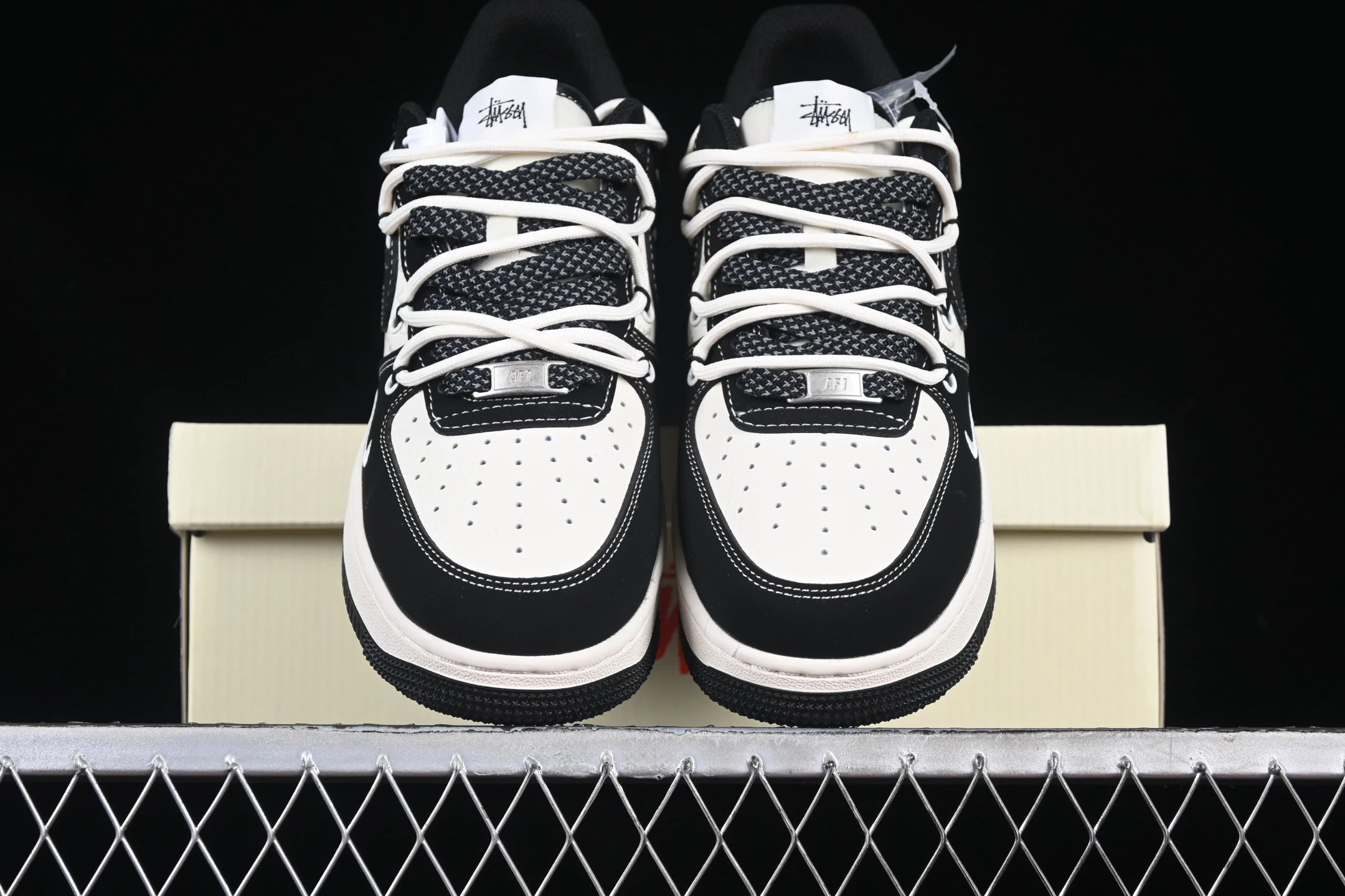 Low Top Sneakers Luxe Noir Blanc - Gallery Image 4 - Detailed View