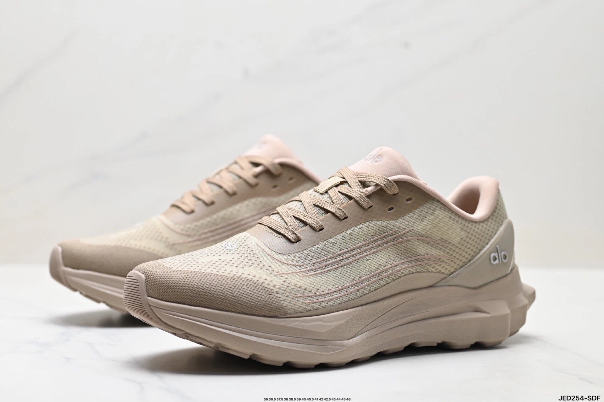 Alo Yoga Alo Runner Sneakers Beige - Gallery Image 4 - Detailed View