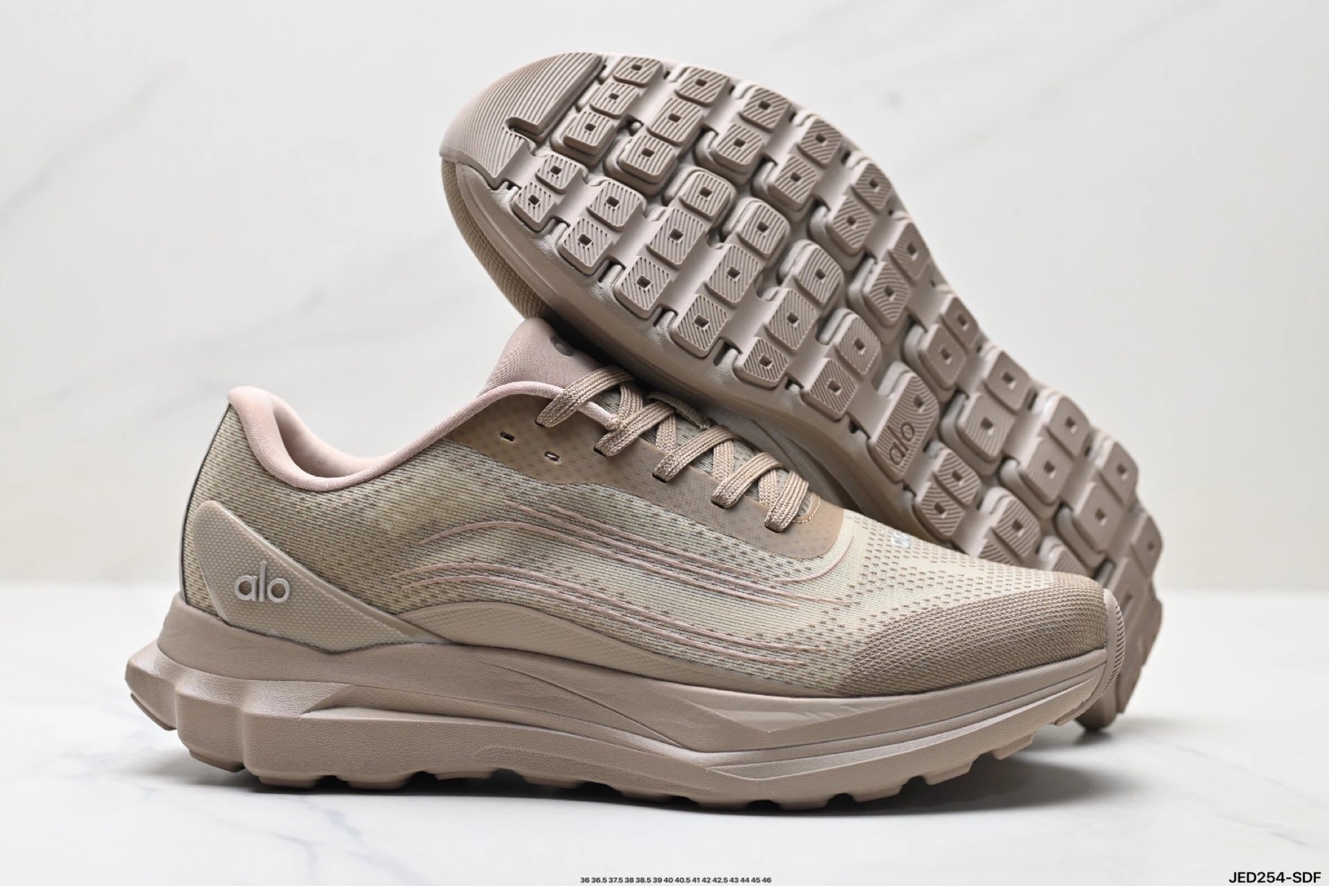 Alo Yoga Alo Runner Sneakers Beige - Gallery Image 5 - Detailed View