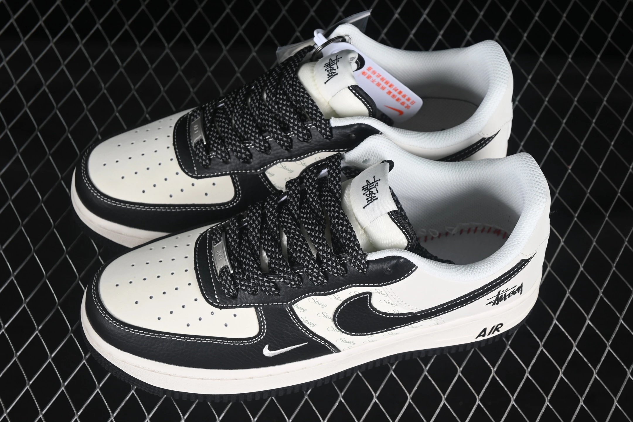 Leather Low Sneakers Noir - Gallery Image 5 - Detailed View