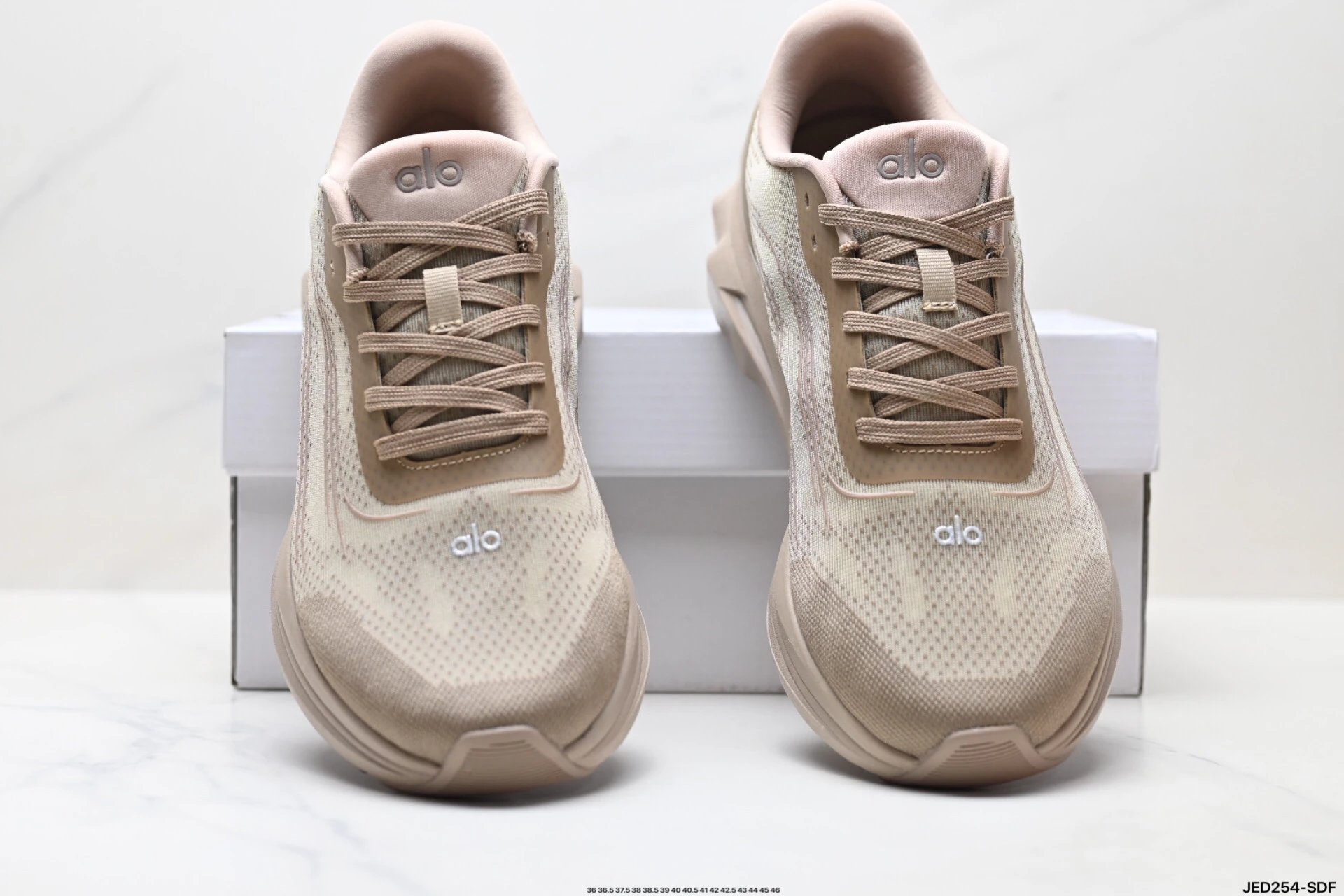 Alo Yoga Alo Runner Sneakers Beige - Gallery Image 7 - Detailed View