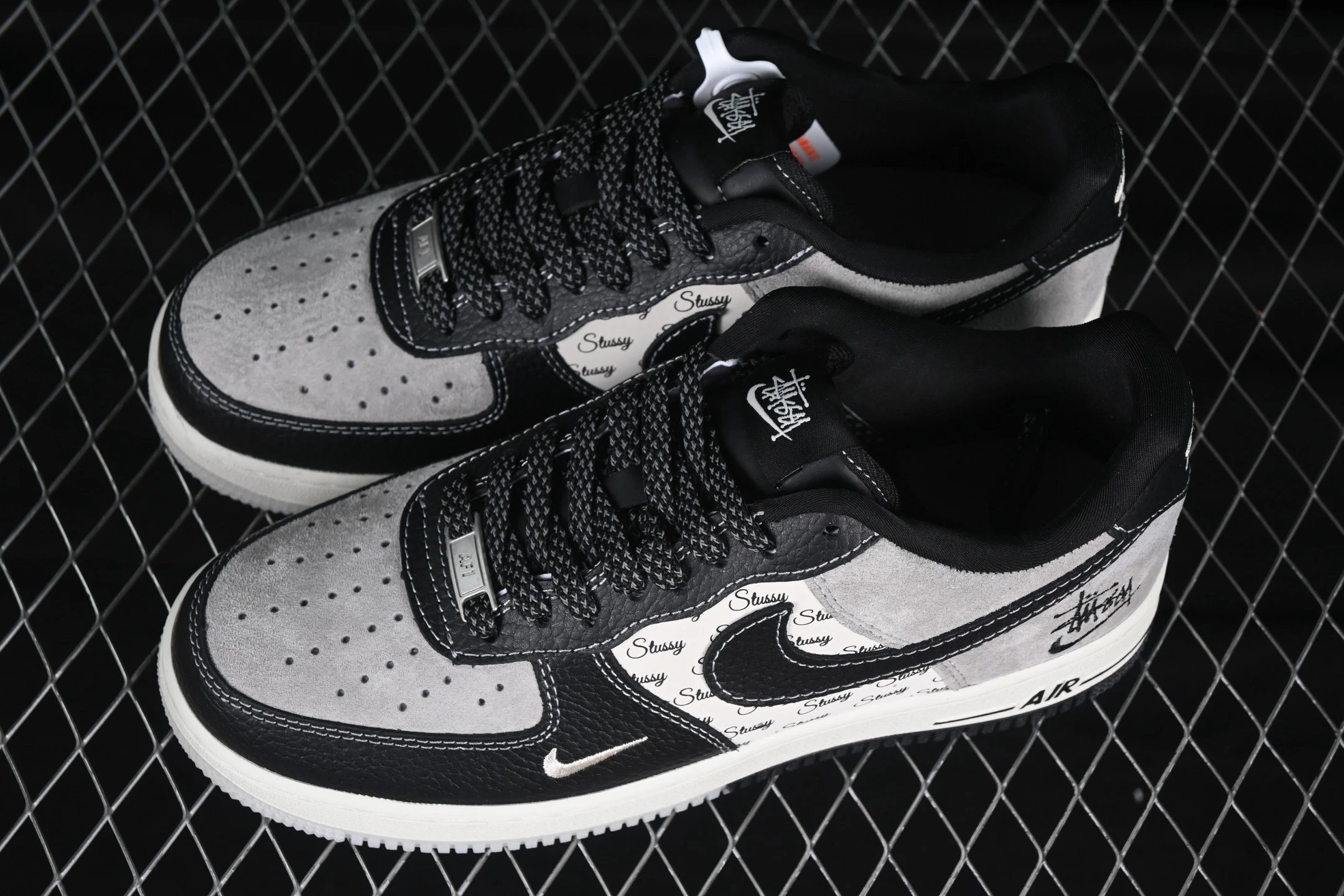 Men's Suede Sneakers Classic Noir - Gallery Image 5 - Detailed View