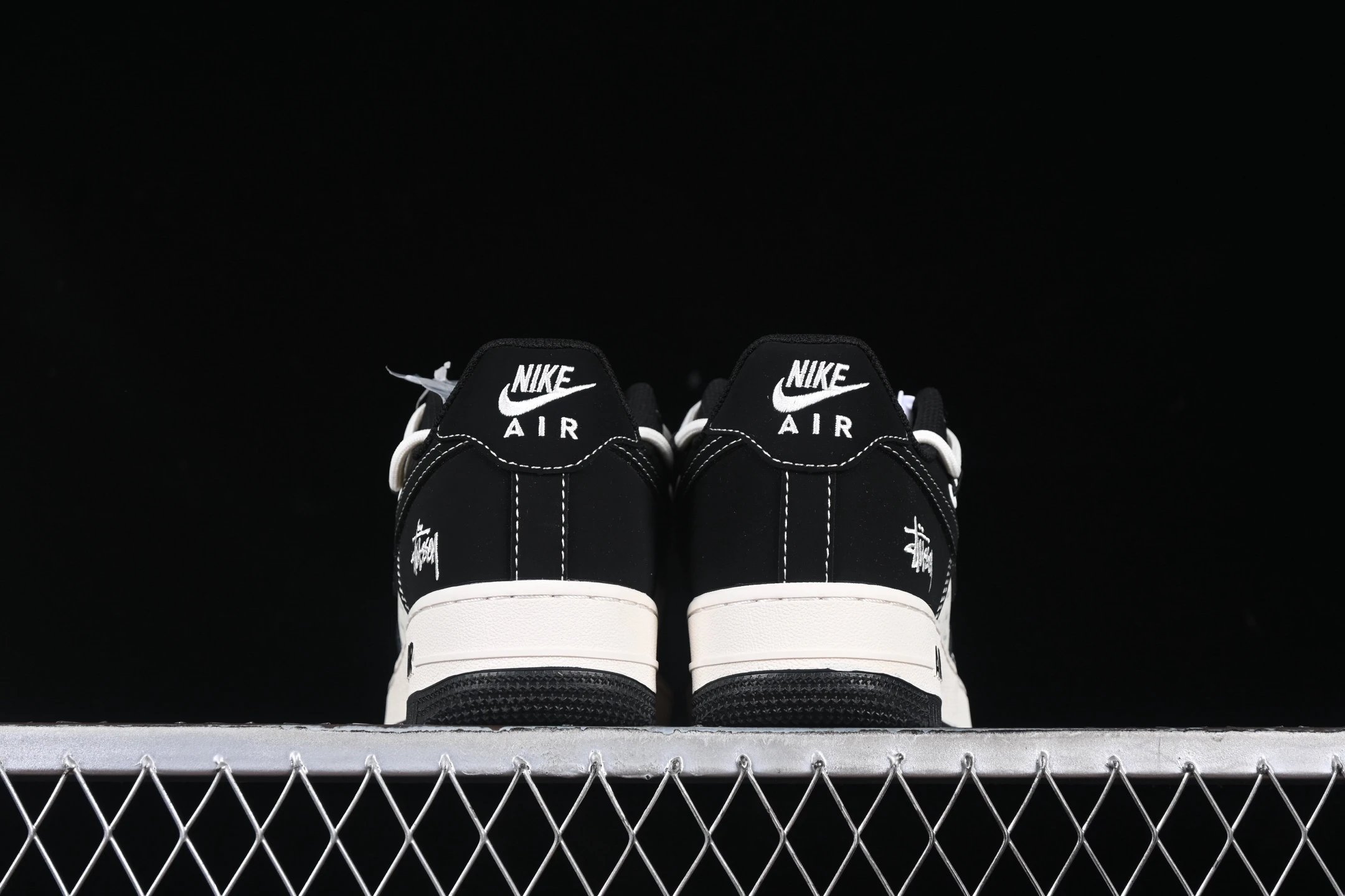 Low Top Sneakers Luxe Noir Blanc - Gallery Image 6 - Detailed View