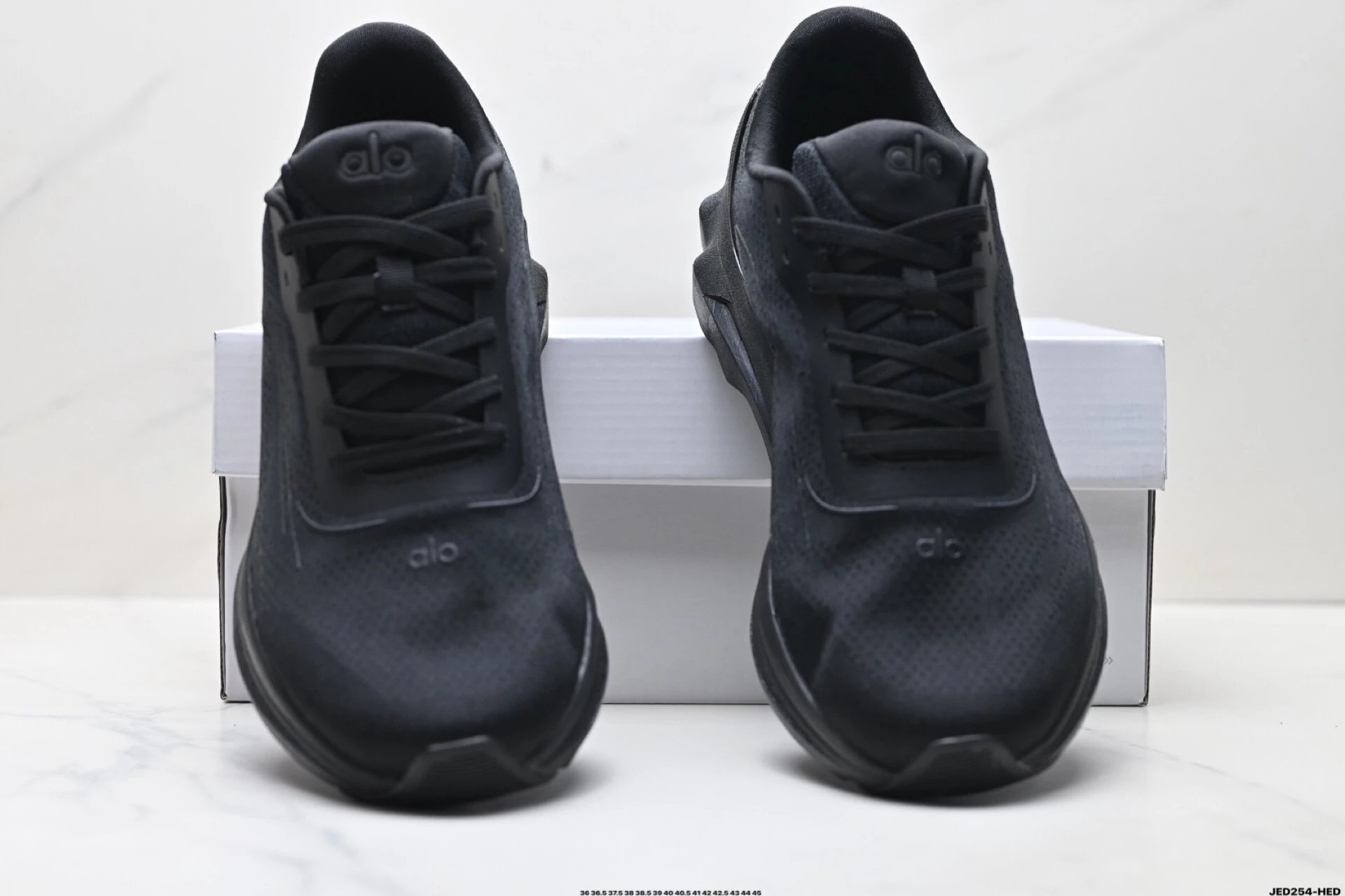 Alo Yoga Alo Runner Sneakers Black - Gallery Image 7 - Detailed View