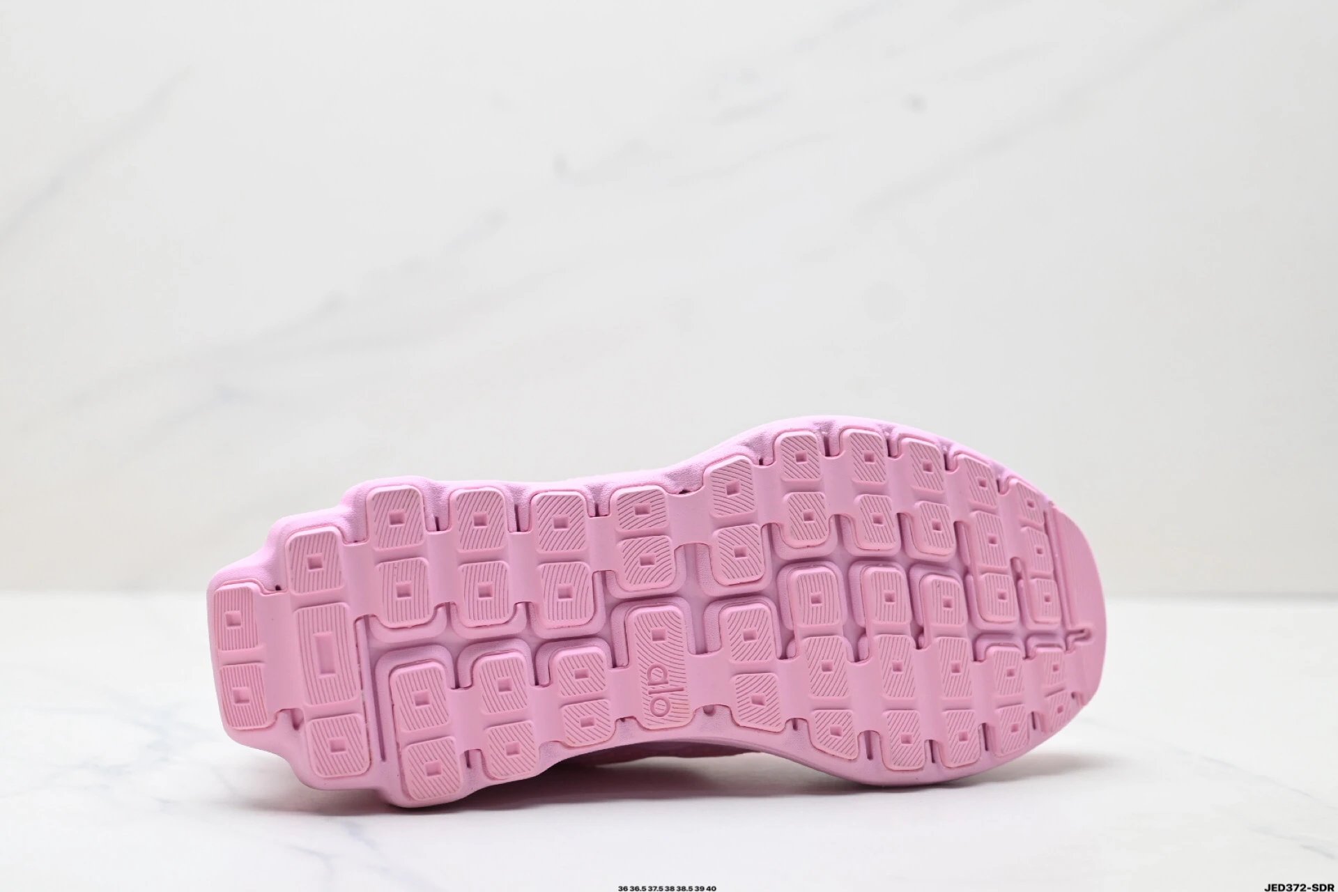 Alo Yoga Alo Runner Sneakers Pink - Gallery Image 9 - Detailed View