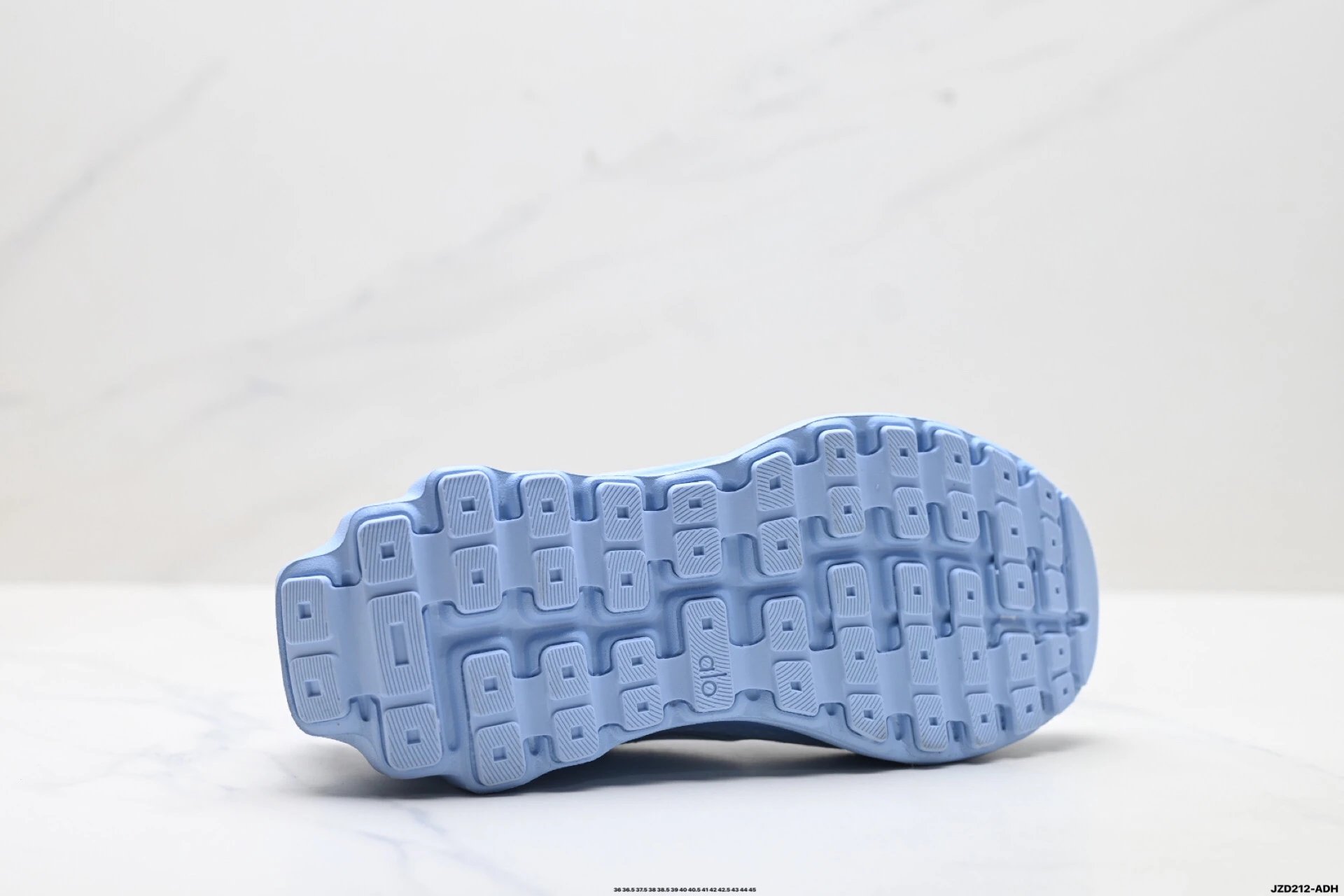 Alo Yoga Alo Runner Sneakers Blue - Gallery Image 9 - Detailed View