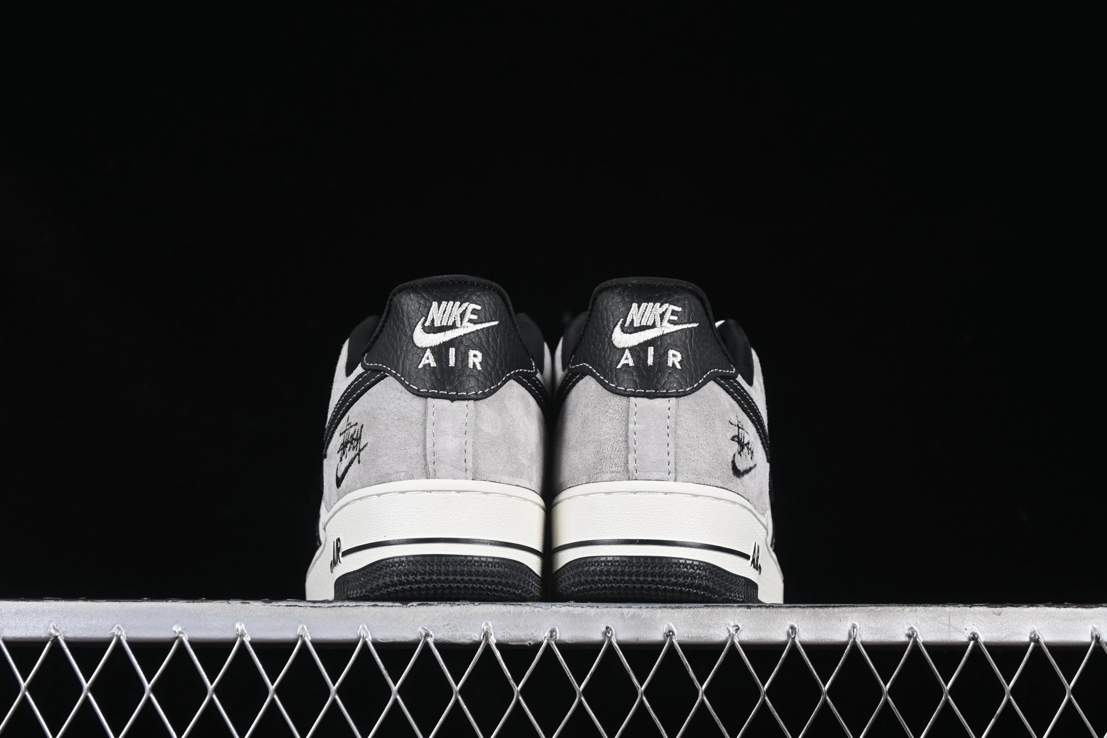 Men's Suede Sneakers Classic Noir - Gallery Image 6 - Detailed View