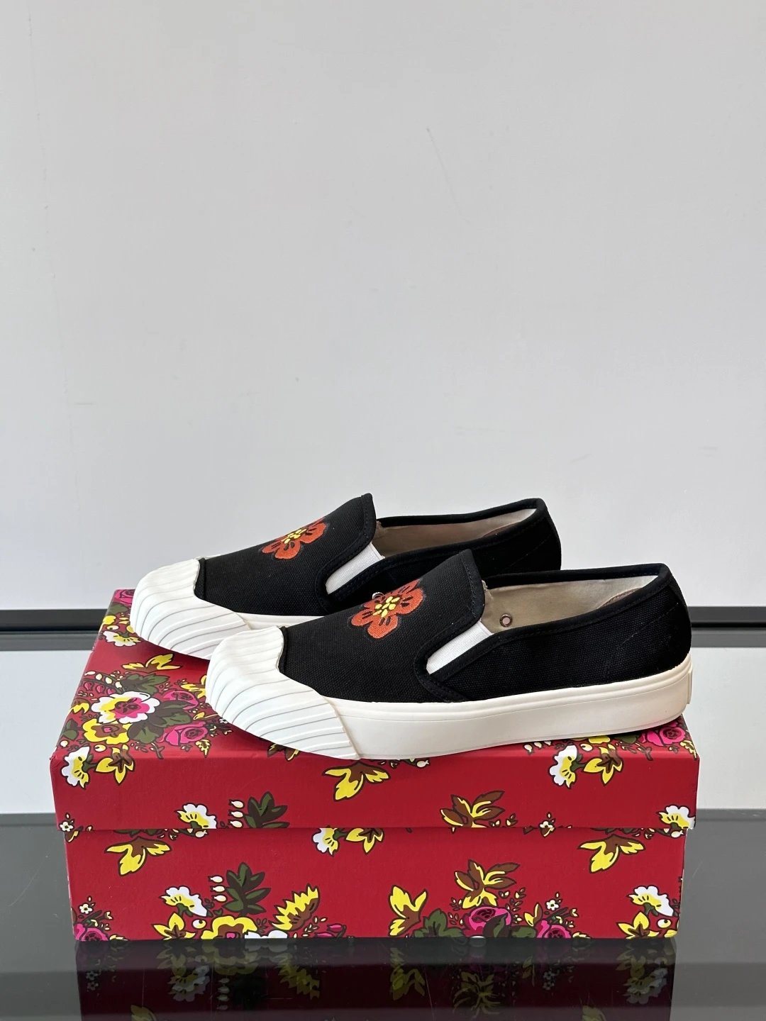 Kenzo Floral Canvas Shoes Black - Gallery Image 3 - Detailed View