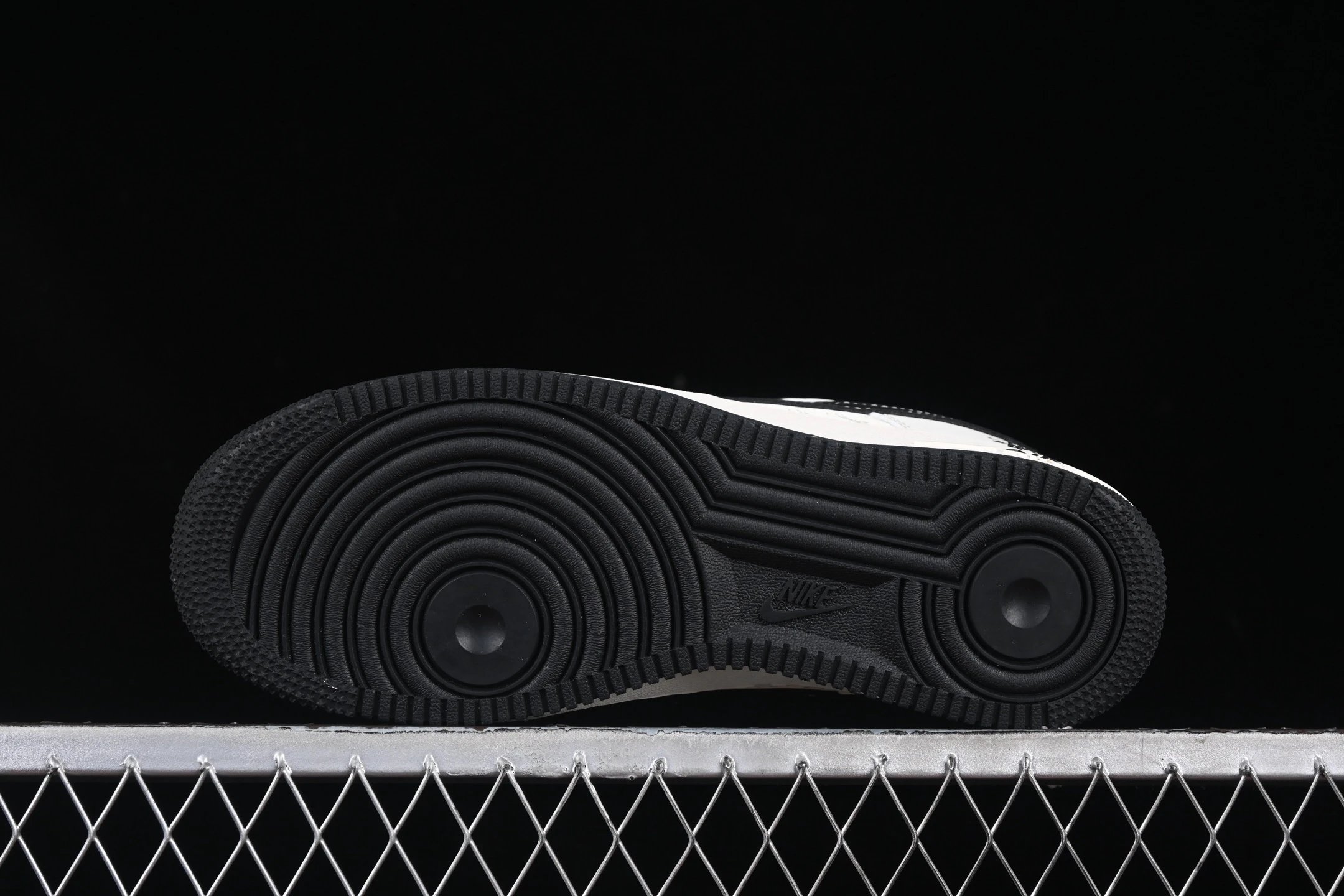 Leather Low Sneakers Noir - Gallery Image 3 - Detailed View