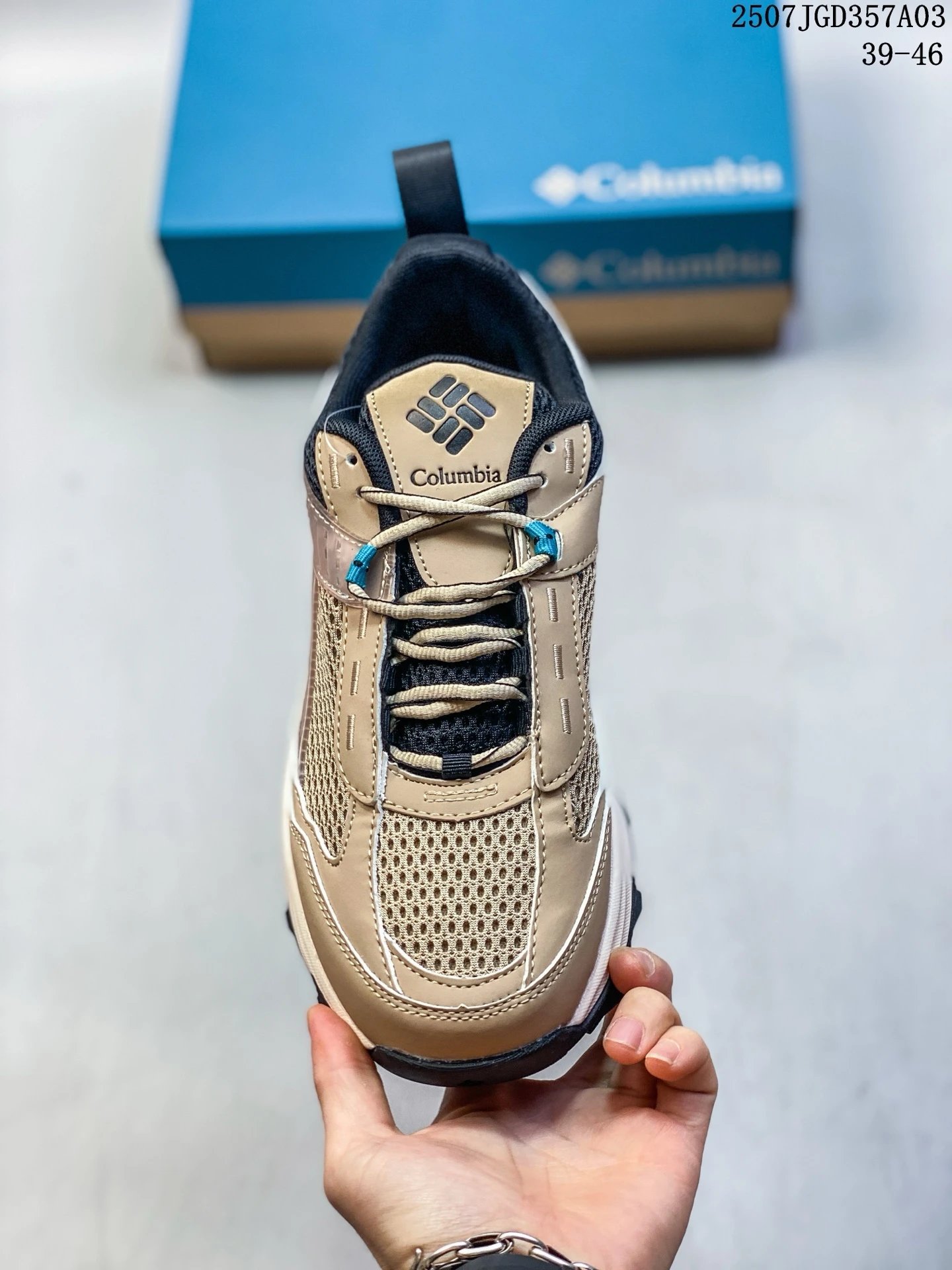 Lightweight Hiking Sneakers Sandstone Beige - Gallery Image 2 - Detailed View