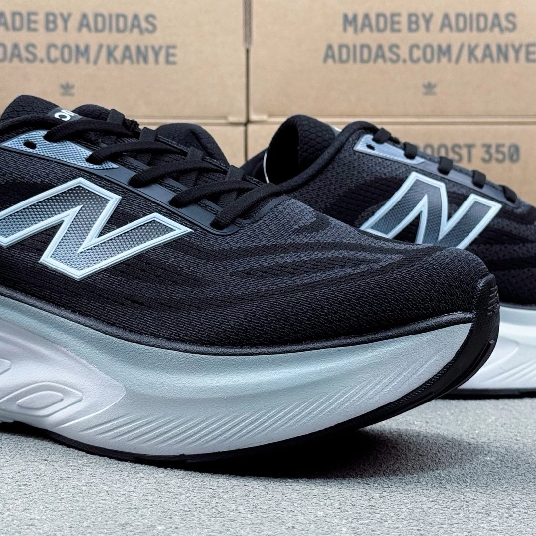 Low-Top Knit Runners Ebony - Gallery Image 7 - Detailed View