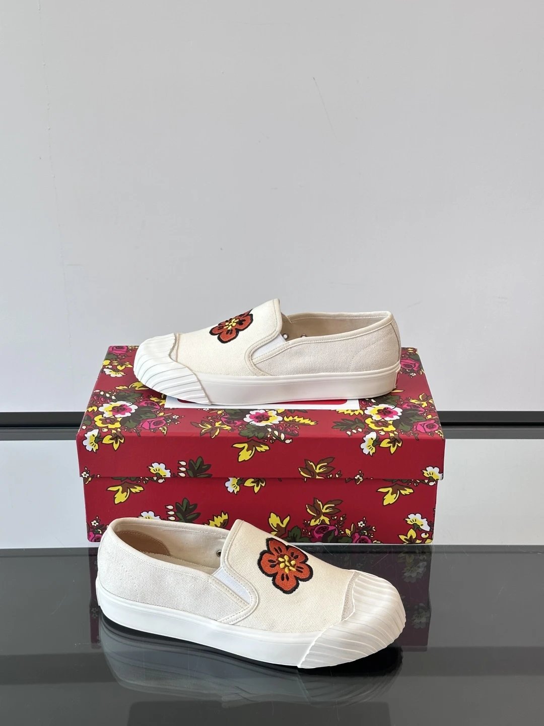 Kenzo Floral Canvas Shoes White - Gallery Image 4 - Detailed View