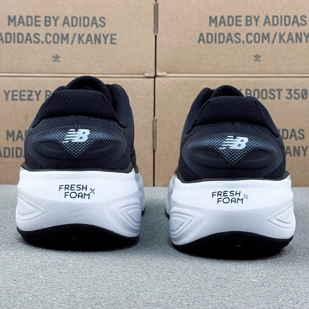 Low-Top Knit Runners Ebony - Gallery Image 3 - Detailed View