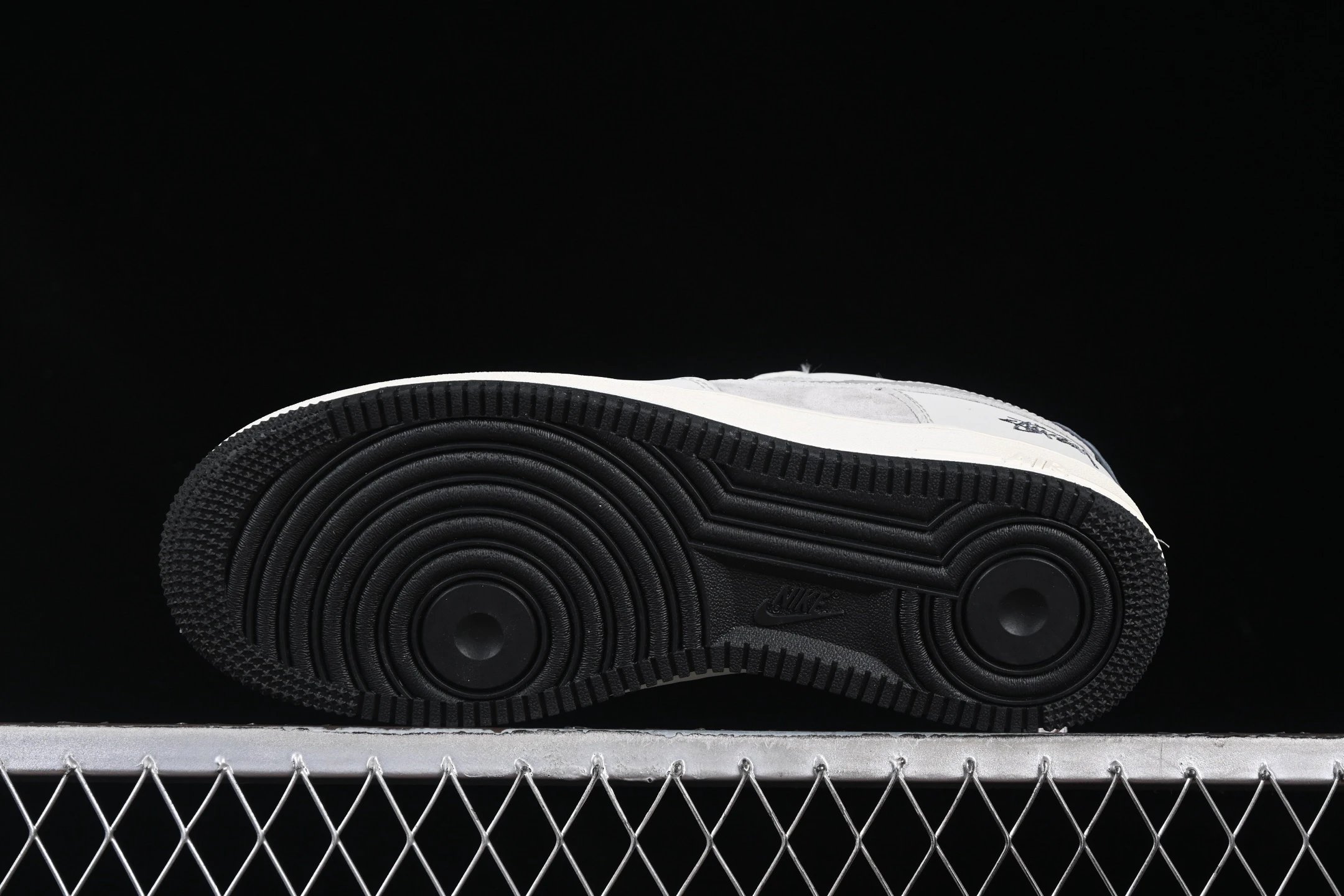 Low Top Sneakers Celestial Grey - Gallery Image 3 - Detailed View