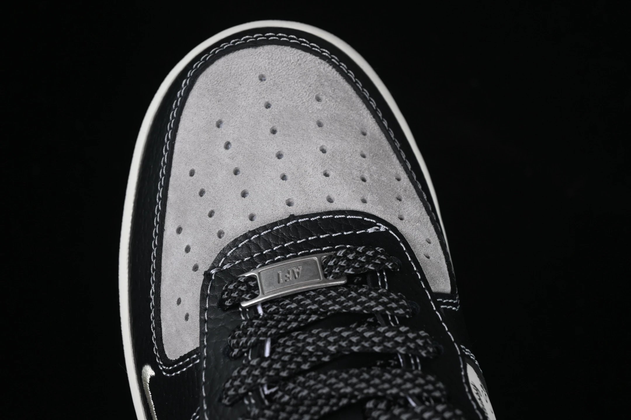 Men's Suede Sneakers Classic Noir - Gallery Image 7 - Detailed View
