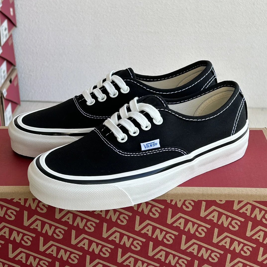 Authentic Canvas Low Skate Shoes Noir - Gallery Image 1 - Detailed View