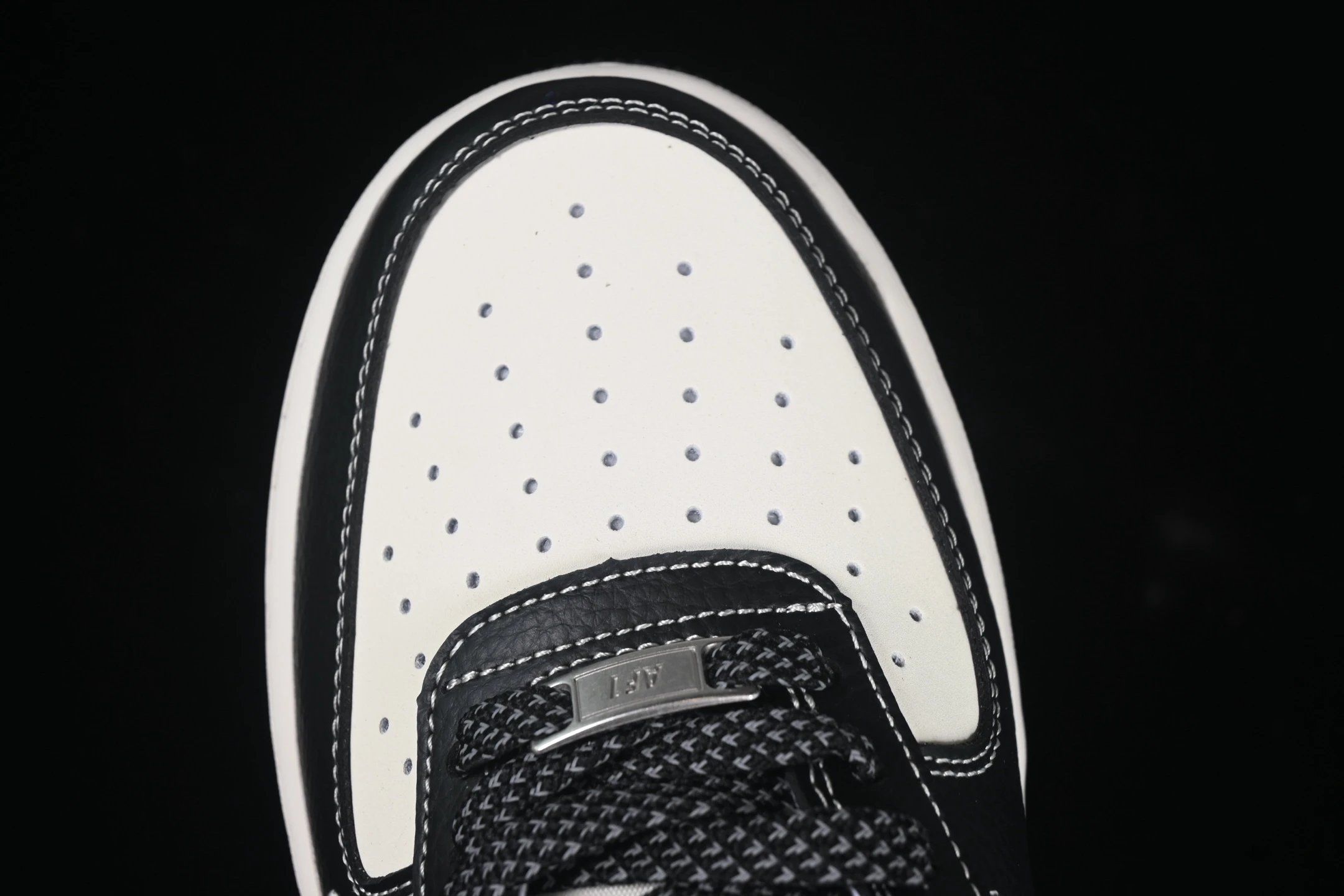 Leather Low Sneakers Noir - Gallery Image 7 - Detailed View