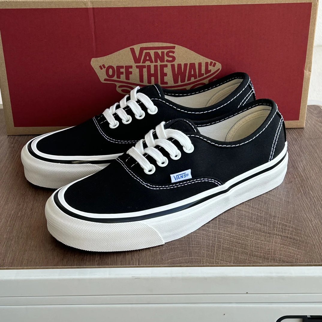 Authentic Canvas Low Skate Shoes Noir - Gallery Image 2 - Detailed View