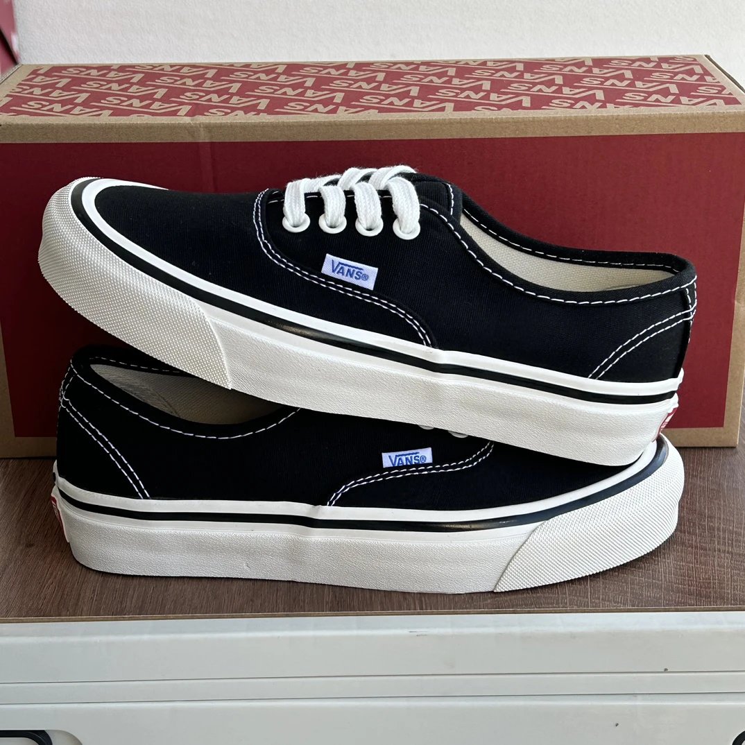 Authentic Canvas Low Skate Shoes Noir - Gallery Image 3 - Detailed View