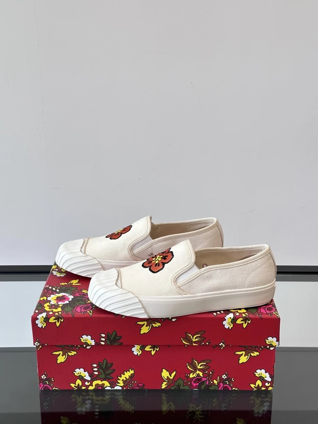 Kenzo Floral Canvas Shoes White - Gallery Image 3 - Detailed View