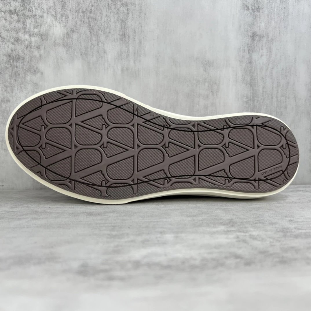 Valentino Garavani Red Low-Top Sneakers - Gallery Image 8 - Detailed View