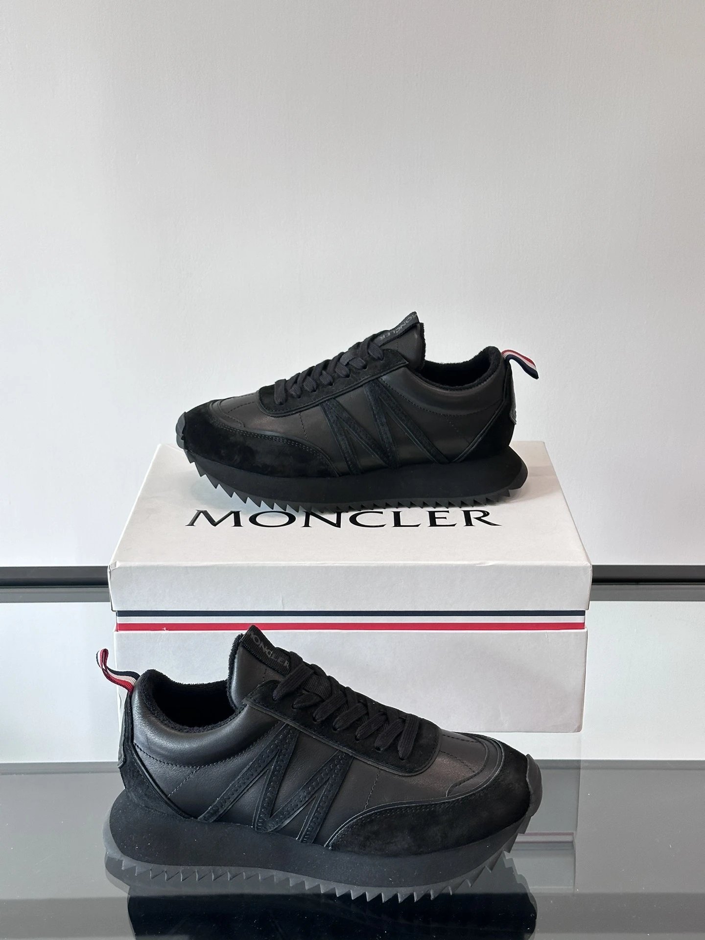 Moncler Pacey Sneakers Black - Gallery Image 5 - Detailed View