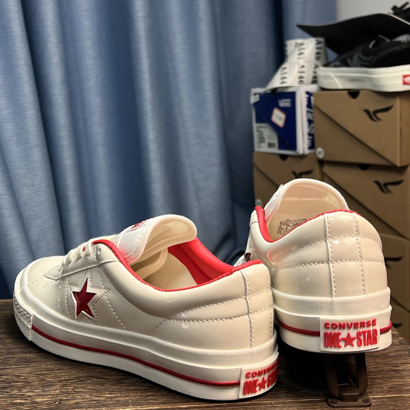 One Star Low Gloss Leather Sneakers Ivory Red - Gallery Image 3 - Detailed View