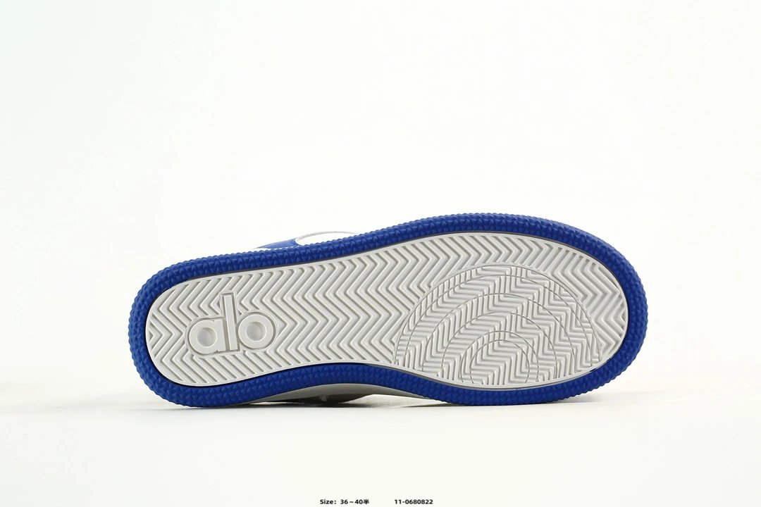Alo Yoga Runner Sneakers Blue White - Gallery Image 6 - Detailed View