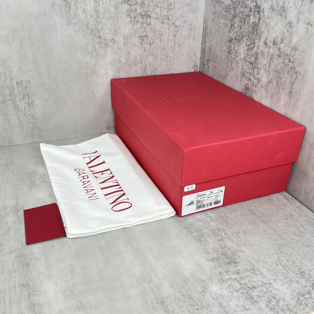 Valentino Garavani Red Low-Top Sneakers - Gallery Image 9 - Detailed View